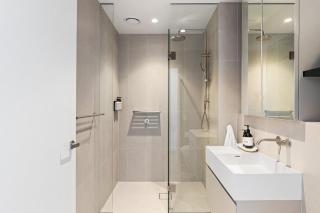 Vibrant 3BR Apt Free Parking City Views - 6