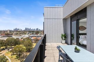 Vibrant 3BR Apt Free Parking City Views - 5