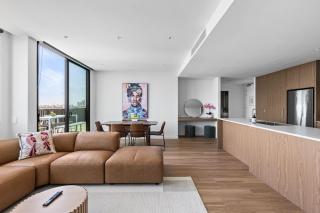 Vibrant 3BR Apt Free Parking City Views - 2