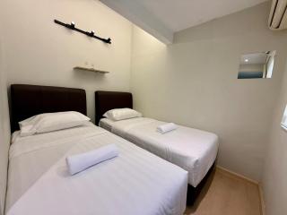 Spacious 3BR Home with Private Pool & BBQ 11 Pax - 7