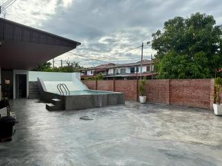 Spacious 3BR Home with Private Pool & BBQ 11 Pax - 4