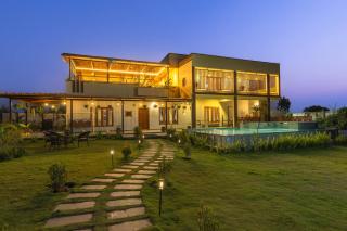 Blue Mirage Villa by StayJadeACPoolLawnJacuzzi - 0