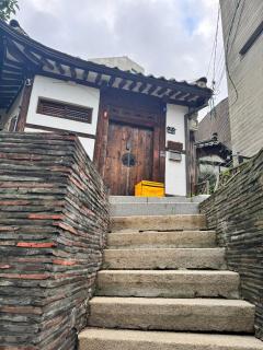 Private Hanok Samcheong 3BR 4Bed 6pax Yard 8table Netflix - 0