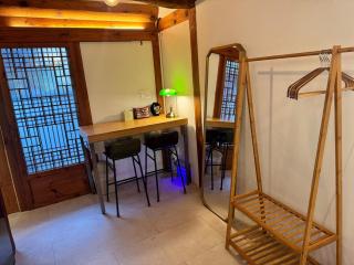 Private Hanok Samcheong 3BR 4Bed 6pax Yard 8table Netflix - 9