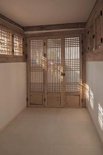 Private Hanok Samcheong 3BR 4Bed 6pax Yard 8table Netflix - 1