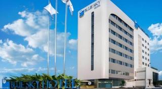 Blue Sky Hotel Petamburan - 9