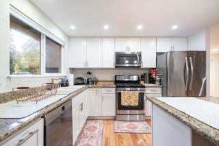 Modern 3BR House with BBQ Yard near Richmond Beach - 1