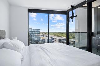 Elegant Top Floor 1BR, Sleeps 4, City Views - 7