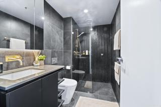 Elegant Top Floor 1BR, Sleeps 4, City Views - 6