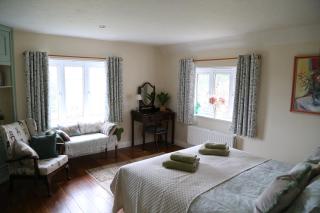 3-bedroom cottage set in a large enclosed garden - 4