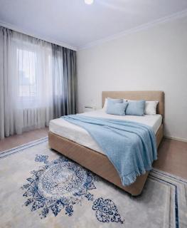 201 Топ локация возле Байтерека для 1-8 человек с 3 большими кроватями - 0