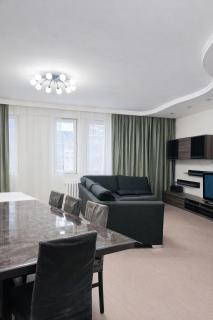 201 Топ локация возле Байтерека для 1-8 человек с 3 большими кроватями - 2