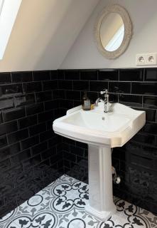 Art and Elegance, Family Friendly 2Bedroom Apartment near Frankfurt Airport, Free Parking - 1