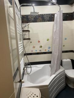 Modern Apartment with Balcony & WiFi - 9