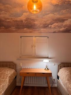 Art and Elegance, Family Friendly 2Bedroom Apartment near Frankfurt Airport, Free Parking - 3