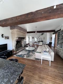 A timeless manor of discreet luxury and absolute privacy - 1