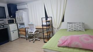 Spacious one room close to the airport - 8