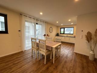 Neue helle 4 Zimmerwohnung mit Tiefgaragenparkplatz - 1