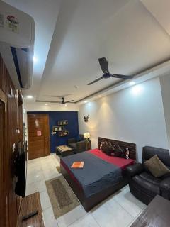 Supertech Royal Paradise Studio BnB - 9