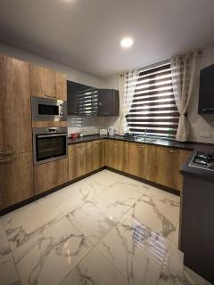 Sannat Luxe Living - 3-Bedroom Apartment - 8