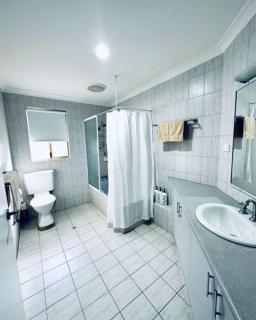 Poolside Family Villa close to Chinaman's Beach - 8