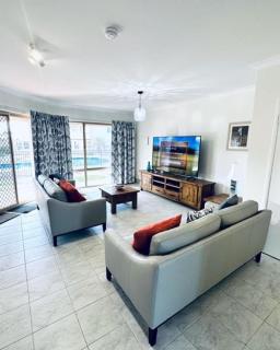 Poolside Family Villa close to Chinaman's Beach - 5