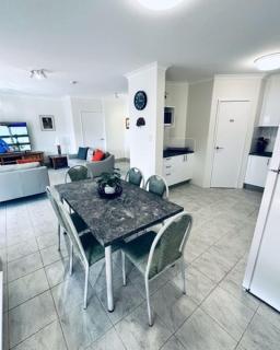 Poolside Family Villa close to Chinaman's Beach - 3