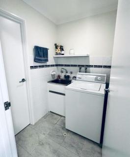 Poolside Family Villa close to Chinaman's Beach - 2