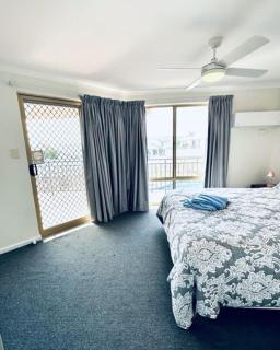 Poolside Family Villa close to Chinaman's Beach - 1