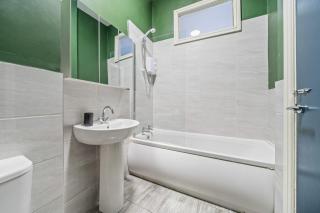 Latimer Flat 3 - Spacious 2-Bed Apt - Sleeps 6 - 8