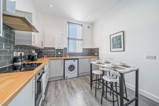 Latimer Flat 3 - Spacious 2-Bed Apt - Sleeps 6 - 4