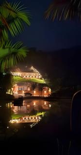 Chalés confortáveis com hidromassagem e vista para lago - 1