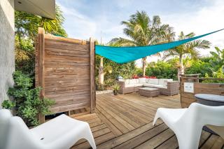 Family Friendly 2BR Villa in Downtown - 1 Block Walk to the Beach - 1