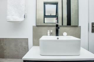 Luxury 1 Bed Apartment - 7