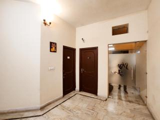 SKY HOMESTAYS - Smart Budget Rooms Near DAV Collage - 6