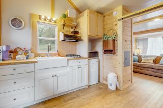 Charming Tiny Home Studio Sleeps 2 - Grill - Porch - 6