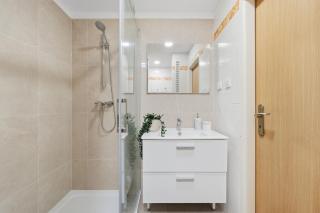 Stylish 2BR Family Apartment near Hockey Stadium - 3