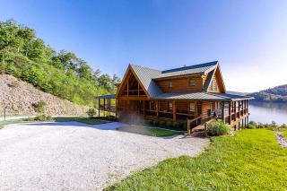 3-Story Lake Escape Sleeps 16 - Hot Tub - Pool Table - 0