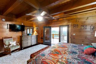 3-Story Lake Escape Sleeps 16 - Hot Tub - Pool Table - 4