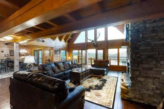 3-Story Lake Escape Sleeps 16 - Hot Tub - Pool Table - 3