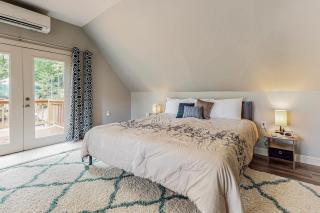 Lakefront Cabin Sleeps 14 - 2 Level Dock - Sun Deck - 8