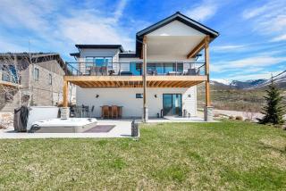 B 210 | Modern Retreat w/ Hot Tub & Views - 9