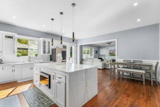 Luxury awaits in this stunning, modern home - 5