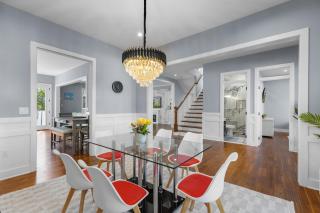 Luxury awaits in this stunning, modern home - 8