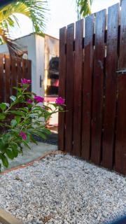 Spacious 2- Bedroom City House with Pergola - 2