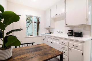 Second Floor Studio Near Beverly Hills Sleeps Two - 4