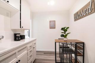 Second Floor Studio Near Beverly Hills Sleeps Two - 3