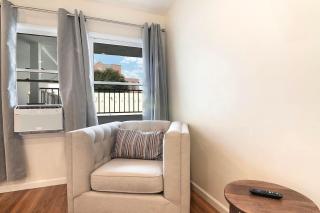 Second Floor Studio Near Beverly Hills Sleeps Two - 2