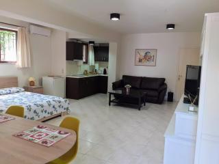 AIRPORT STUDIO, 2 STOPS By METRO,"PEANIA-KANTZA"METRO STATION - 8