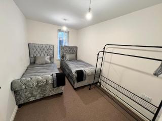 Spacious 2-Bed Apartment - 2 Bathrooms -Free Parking & WiFi - 4